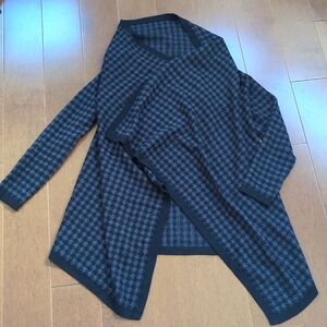 Gorgeous Tooth hound Sweater Wrap Medium